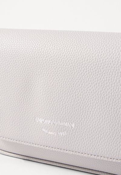 Portafoglio in pelle grigia chiara texturizzata con una finitura liscia, caratterizzato da un logo impressato e dettagli di cucitura puliti. Design compatto e rettangolare.