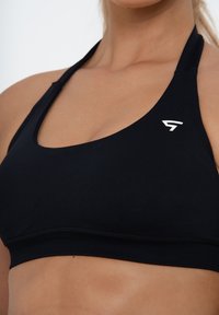 SQUATPROOF EVE SEAMLESS HALTER  - Sportski grudnjak sa srednje jakom potporom - black