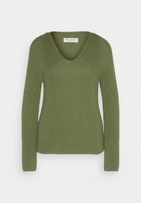 Pull en tricot vert avec un décolleté en V, des manches longues et une silhouette ajustée. Présente un tissu texturé avec des détails côtelés.
