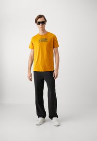 K-Way ODOM TYPO UNISEX - Triko s potiskem - orange
