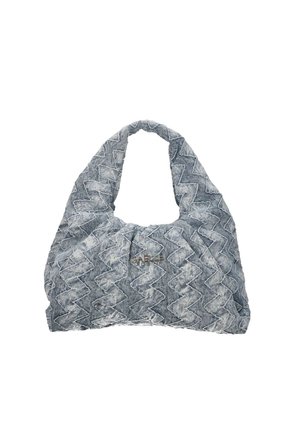 Borsa in tessuto grigio con motivo trapuntato a zigzag e manico ad anello largo, con piccolo logo metallico "GAËLLE Paris" sulla parte frontale.
