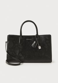Sac fourre-tout noir embossé serpent avec doubles poignées supérieures, bandoulière amovible et un petit accent en forme de serrure. Texture lisse, design structuré.
