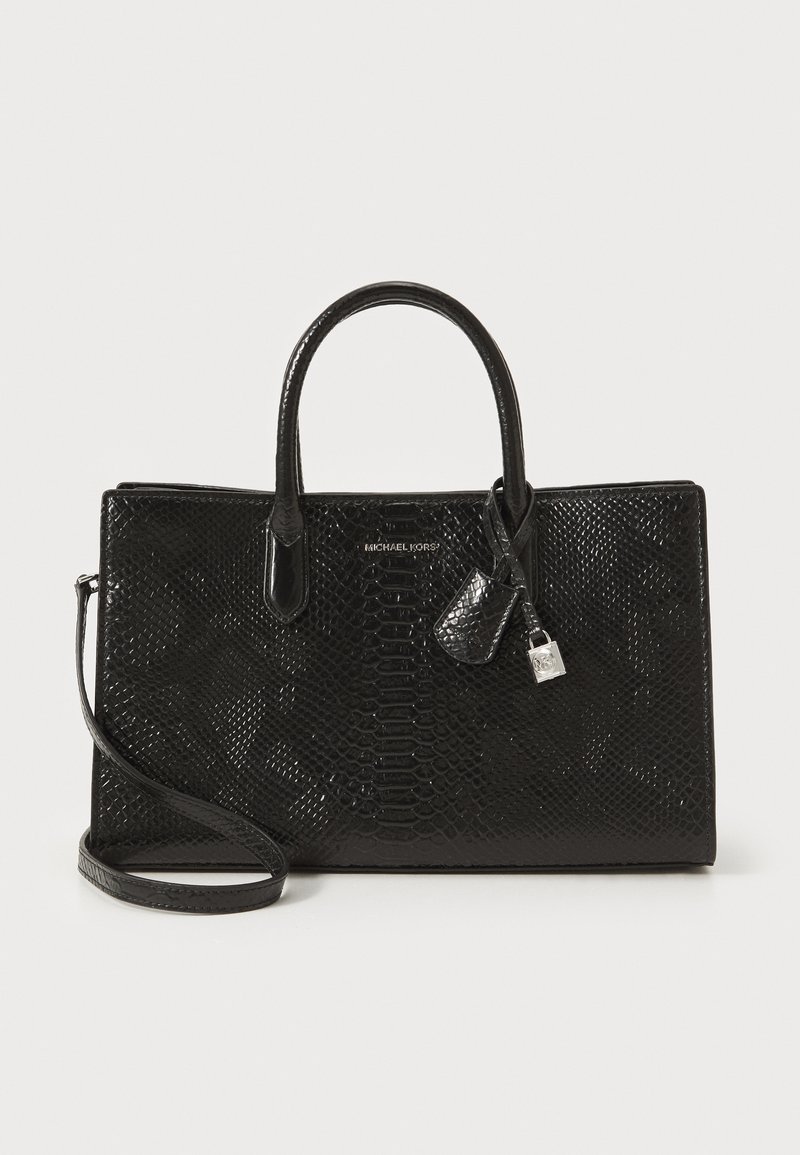 Svart slangeskinn-embossed tote bag med doble topphåndtak, avtakbar skulderrem og en liten låseakzent. Glatt tekstur, strukturert design.