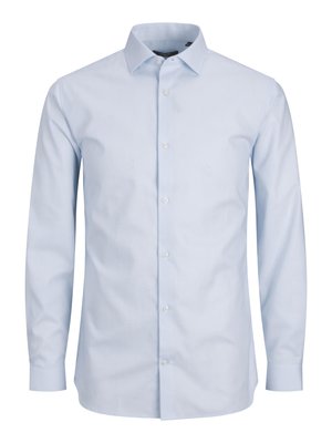 Camisa de manga larga azul claro hecha de tela suave. Presenta un collar clásico, botones en la parte delantera y un dobladillo recto. Sin estampados ni acentos.