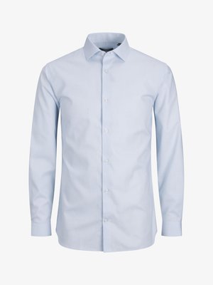Chemise à manches longues bleu clair en tissu lisse. Possède un col classique, des boutons sur le devant et un ourlet droit. Aucun motif ni accent.