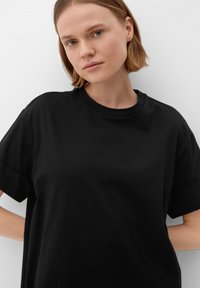 s.Oliver MIT GESCHLITZTEM SAUM - Robe en jersey - schwarz