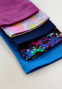 Quattro paia di calzini impilati. Colori: rosa, motivo swirl multicolore, blu navy, nero con spruzzi colorati e azzurro brillante. Realizzati in cotone, texture liscia.