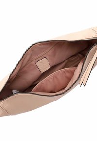 Borsa in pelle rosa chiaro con chiusura a zip, che presenta una texture liscia e scomparti interni. Dispone di una tasca piccola con un'etichetta.