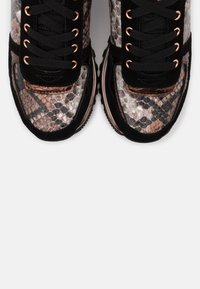 Sneakers con motivo a stampa di serpente in tonalità di marrone e grigio, con dettagli in suede nero e lacci neri. Occhielli in oro rosa.