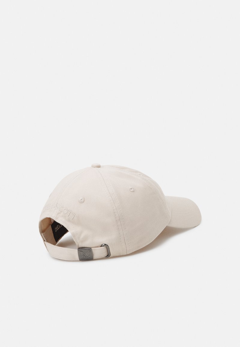 Cappello in cotone beige con visiera curva, logo ricamato sul retro, cinturino regolabile con hardware in metallo e fori di ventilazione.