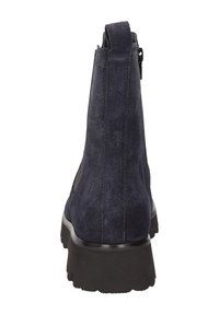 Stivaletto alla caviglia in suede blu scuro con una finitura testurizzata, zip laterale, linguetta per il tiro e suola nera spessa per stabilità e comfort.