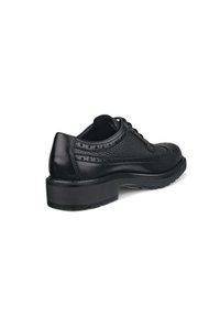 Zwarte leren dress shoe met een gestructureerde bovenkant, brogue-details en een lage, robuuste rubberen zool voor grip. Beschikt over een vetersluiting.