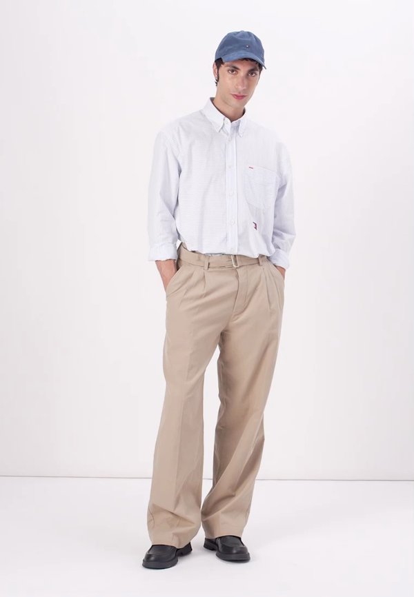 F1 MOVIE PUBLIC 2 PLEAT PANT - Trousers - camel4