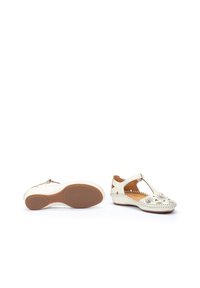 Sandales couleur crème avec un design floral découpé et des accents cousus. Présentent une semelle plate et une bride en T pour un enfilage facile et une stabilité.