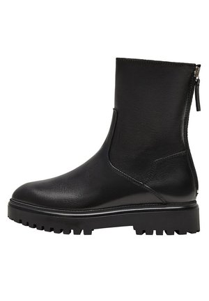 Czarne botki za kostkę wykonane z gładkiej skóry, z zapięciem na zamek błyskawiczny, okrągłym noskiem oraz solidną podeszwą zapewniającą przyczepność.