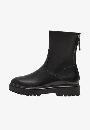Bottines noires en cuir lisse, dotées d'une fermeture zippée, d'un embout arrondi et d'une semelle à bande de roulement robuste pour une meilleure traction.