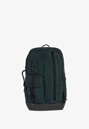 Sac à dos en tissu vert foncé avec un grand compartiment principal, une poche frontale zippée, des bretelles réglables et une base noire pour plus de durabilité.
