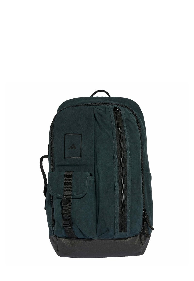Zaino in tessuto verde scuro con un ampio scomparto principale, tasca frontale con zip, spallacci regolabili e una base nera per maggiore durata.