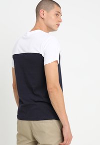 Urban Classics 3-TONE POCKET TEE - Marškinėliai su spaudiniu - navy/white/chromeyellow