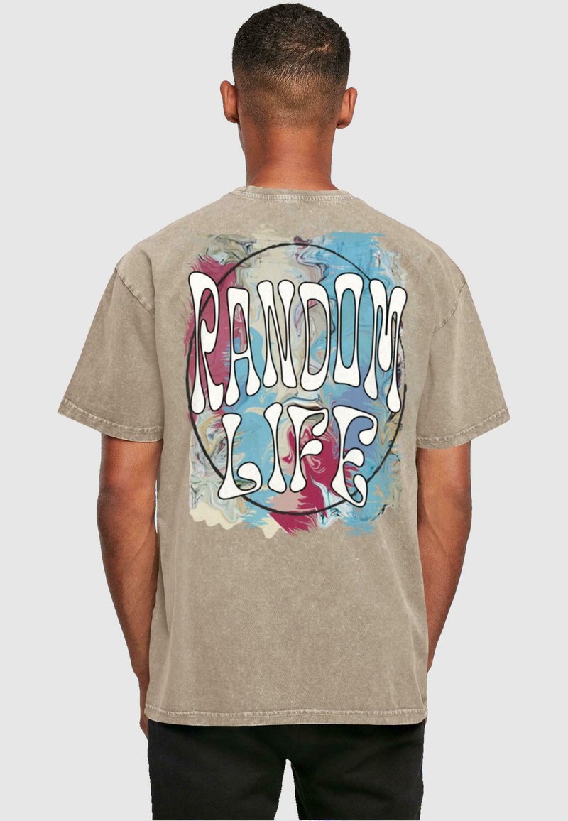 Beige bomulls t-skjorte med et fargerikt abstrakt design og teksten "RANDOM LIFE" i fet hvit skrift på ryggen. Korte ermer, rund hals.