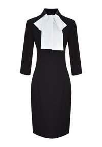 Czarna dopasowana sukienka z wysokim kołnierzem i rękawami o długości trzech ćwiartek. Posiada dużą białą kokardę przy szyi. Gładka tekstura, do kolan.