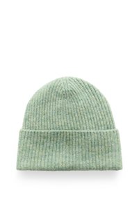 Gorro de punto acanalado verde hecho de material suave, con un puño doblado y una parte superior redondeada, que presenta una textura sutil y un ligero brillo.