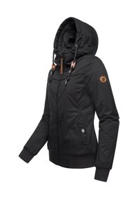 Fekete hőszigetelt dzseki műszőrme béléssel ellátott kapucnival, cipzáras zsebekkel, bordázott mandzsettákkal és logó folttal az ujján. Simább felület, laza, hétköznapi kialakítás.