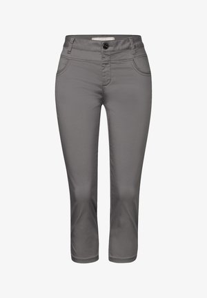 Pantalons gris coupés avec une texture lisse, présentant une fermeture à bouton sur le devant, des poches latérales et des détails de couture subtils.