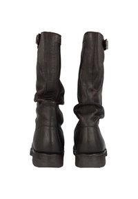 Brązowe skórzane kozaki do kolan z luźnym fasonem, wyposażone w płaską podeszwę i klamrę przy kostce. Gładka faktura i przeszywane szwy.