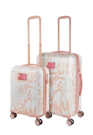 Juego de maletas rígidas en blanco con patrones de graffiti en color melocotón. Cuenta con asas y detalles en oro rosa, y cuatro ruedas multidireccionales.