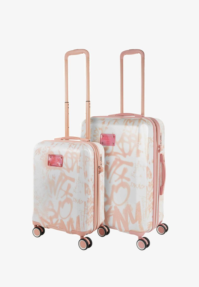 Juego de maletas rígidas en blanco con patrones de graffiti en color melocotón. Cuenta con asas y detalles en oro rosa, y cuatro ruedas multidireccionales.