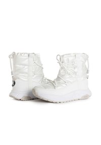 Botas negras acolchadas hasta el tobillo con un acabado brillante, cordones ajustables, suela de goma sólida y detalle de marca en el costado. Material superior texturizado.