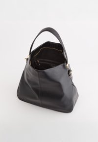 Czarna skórzana torebka o luźnym fasonie, z jednym uchwytem i złotym zamkiem błyskawicznym w środku. Posiada pojemne wnętrze oraz boczną kieszeń.