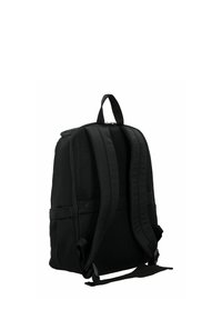 Zaino nero con pannello posteriore in rete, due spallacci imbottiti, chiusura superiore con zip e tasche laterali. Presenta un design semplice e rettangolare.