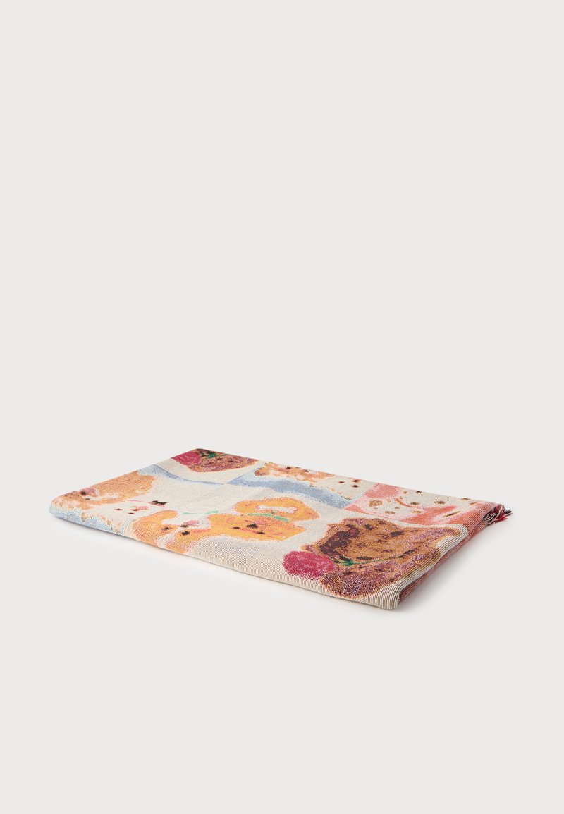 Textile rectangulaire plié avec un motif d'oursons colorés sur un fond clair, présenté sur une surface unie.
