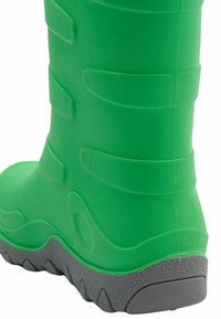 Botte en caoutchouc verte avec une surface texturée et des rainures horizontales, dotée d'une semelle extérieure en caoutchouc grise avec un motif de semelle pour une meilleure adhérence.