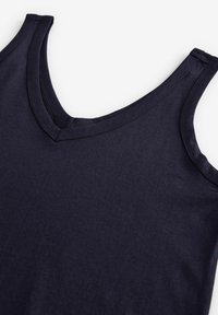 Tume mere tank top V-kaelusega, valmistatud siledast ja kergest kangast. Omab laiad rihmad ja lihtsat, puhtat disaini.