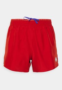 Červené plavky s elastickým pasem, modrým šňůrkem a postranními proužky. Lehká látka s hladkou texturou. Obsahuje detaily s logem.