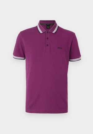 Polo shirt violet avec une patte de boutonnage à trois boutons, logo brodé noir, et col et poignets rayés contrastés. Texture du tissu lisse.
