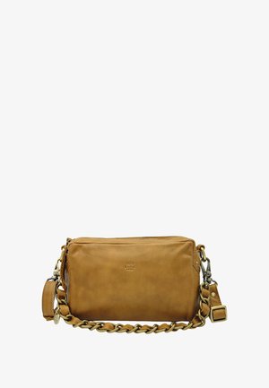 Sac à épaule en cuir tan de forme rectangulaire, avec une bandoulière en chaîne dorée et un dessus zippé. Texture lisse avec logo en relief.