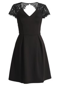 Vestito nero con corpetto aderente e gonna svasata. Presenta una scollatura a V profonda e maniche corte in pizzo. Tessuto liscio con una texture fluida.