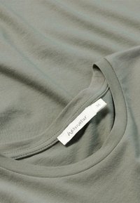 hessnatur T-shirt basic - seegras
