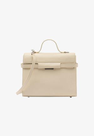 Bolso de mano de cuero beige con asa superior, cierre frontal de solapa y correa de hombro desmontable sobre fondo blanco.