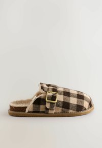 Buckle-back slipper with a checked pattern in brown and cream. Made of soft fabric with a furry lining and a rubber sole.