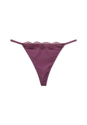 Tanga burdeos con encaje, acabado de tejido suave, que cuenta con tiras laterales finas y un diseño minimalista.