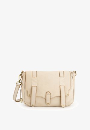 Cremfarbene Leder-Handtasche mit Klappenverschluss, geprägter Textur, zwei vorderen Riemen mit Metallelementen und verstellbarem Schulterriemen.