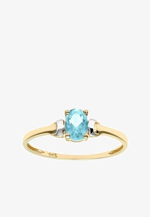 Anillo de oro con una piedra central ovalada de aguamarina, con acentos de plata a cada lado. El acabado suave y pulido realza el brillo.