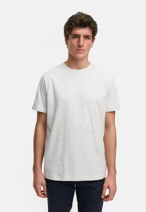 Camiseta de algodón gris con mangas cortas, cuello redondo y un pequeño logo blanco "KRONSTADT" impreso en el pecho.