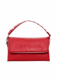Borsa in pelle rossa con finitura testurizzata, logo impresso, chiusura con zip e tracolla decorativa con borchie argentate.