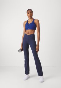 Sweaty Betty POWER BOOT CUT 2.0 WRAP WAIST - Treniņtērpa apakšdaļas - navy blue